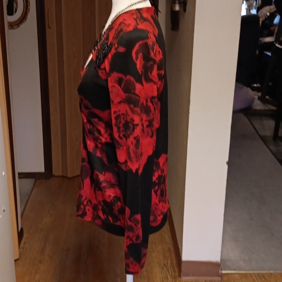 FLORAL RED AND BLACK BUTTON UP SWEATER - Picture 5 of 6